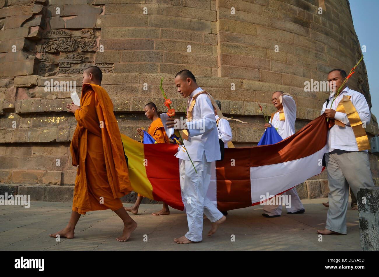 Buddhist nuns and monks, historical Buddhist pilgrimage site, Dhamekh Stupa, Game Park of Isipatana, Sarnath, Uttar Pradesh Stock Photo