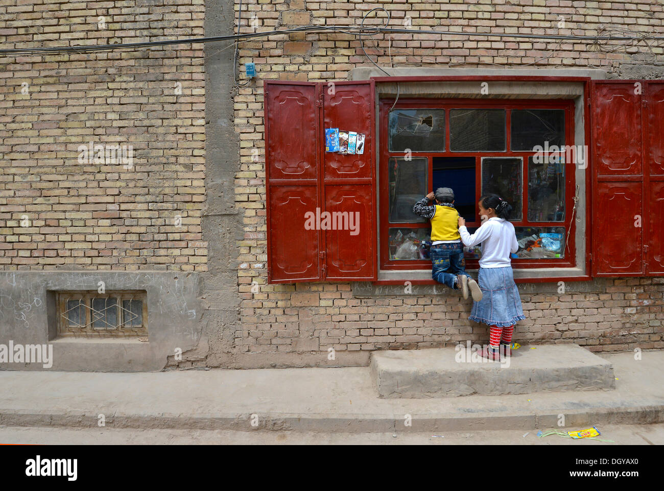 Uighur Muslim children in front of a basic store, Kashgar, Seidenstraße, Xinjiang, China, People's Republic of China Stock Photo