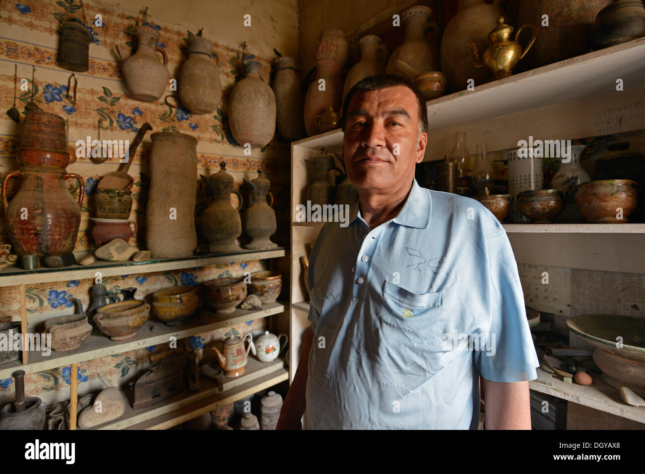 Kazakh antiques dealer in his antique shop, Uyghur Muslim Quarter, Kashgar, Seidenstraße, Xinjiang, China Stock Photo