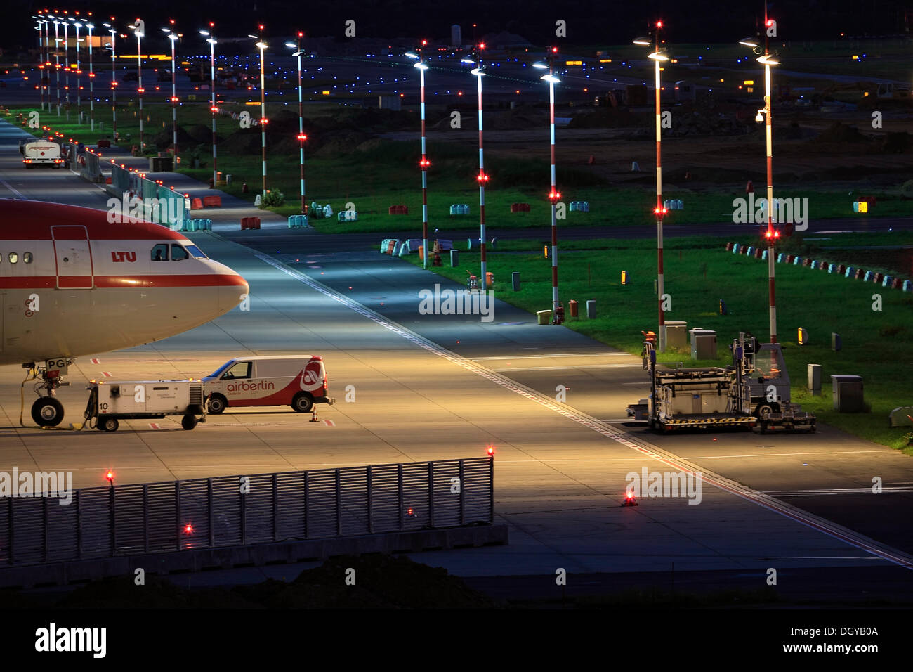 Duesseldorf airport, preparation of a passenger aircraft, night scene, Duesseldorf, North Rhine-Westphalia Stock Photo