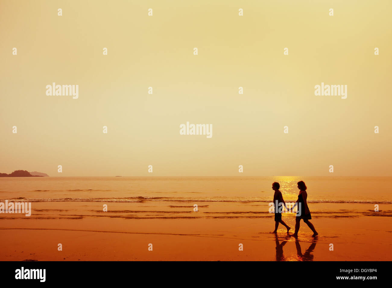 silhouette of couple on the beach Stock Photo - Alamy
