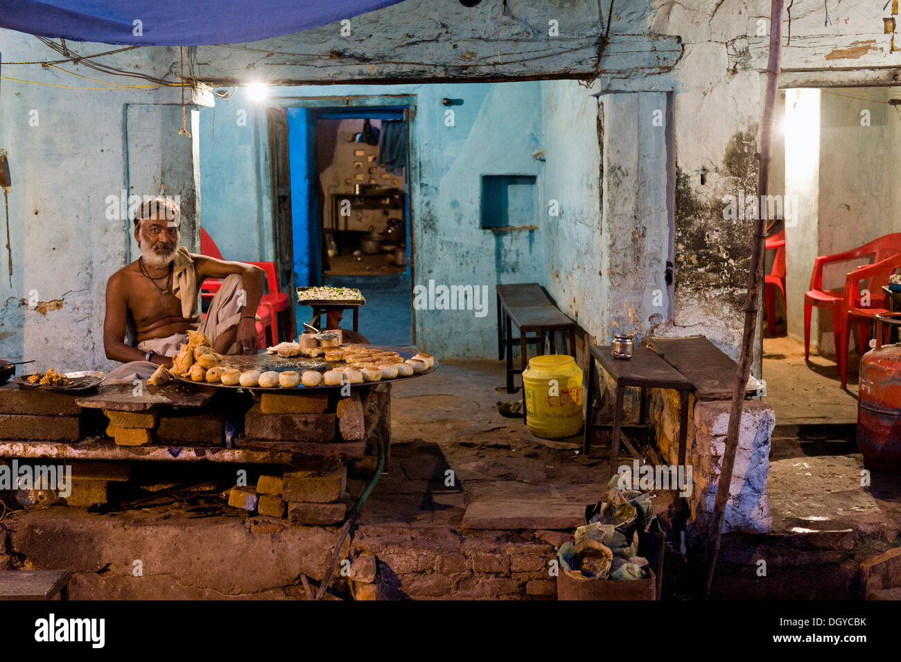 Food stand with samosas and pakoras on a bazaar, Orchha, Madhya Pradesh, North India, India, Asia Stock Photo