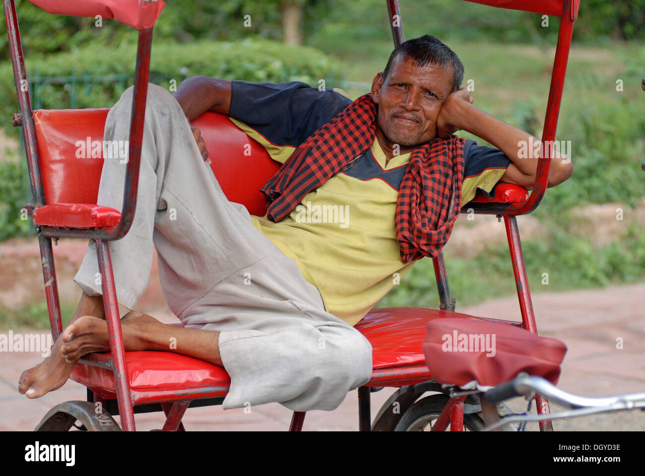 Rickshaw driver waiting for customers, Taj Mahal, Agra, Uttar Pradesh, Northern India, India, Asia Stock Photo
