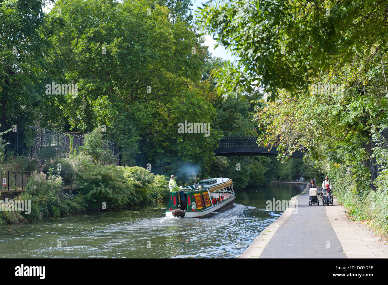 Boat regents canal hi-res stock photography and images - Alamy