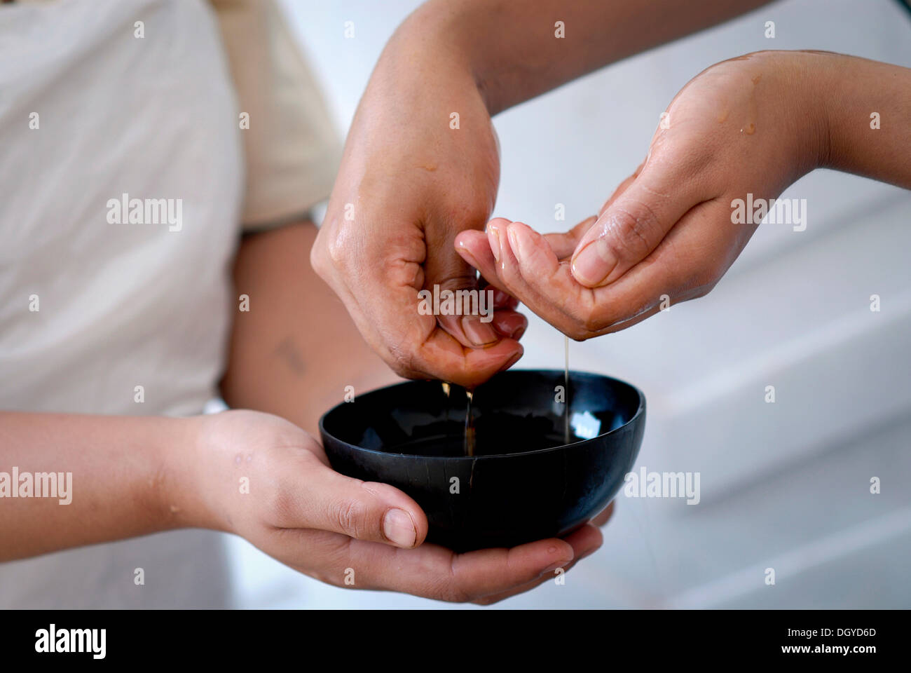 Ayurvedic treatment, hands, oil, spa, Heritage Hotel or Devigarh Palace Hotel, near Udaipur, Rajasthan, India, Asia Stock Photo
