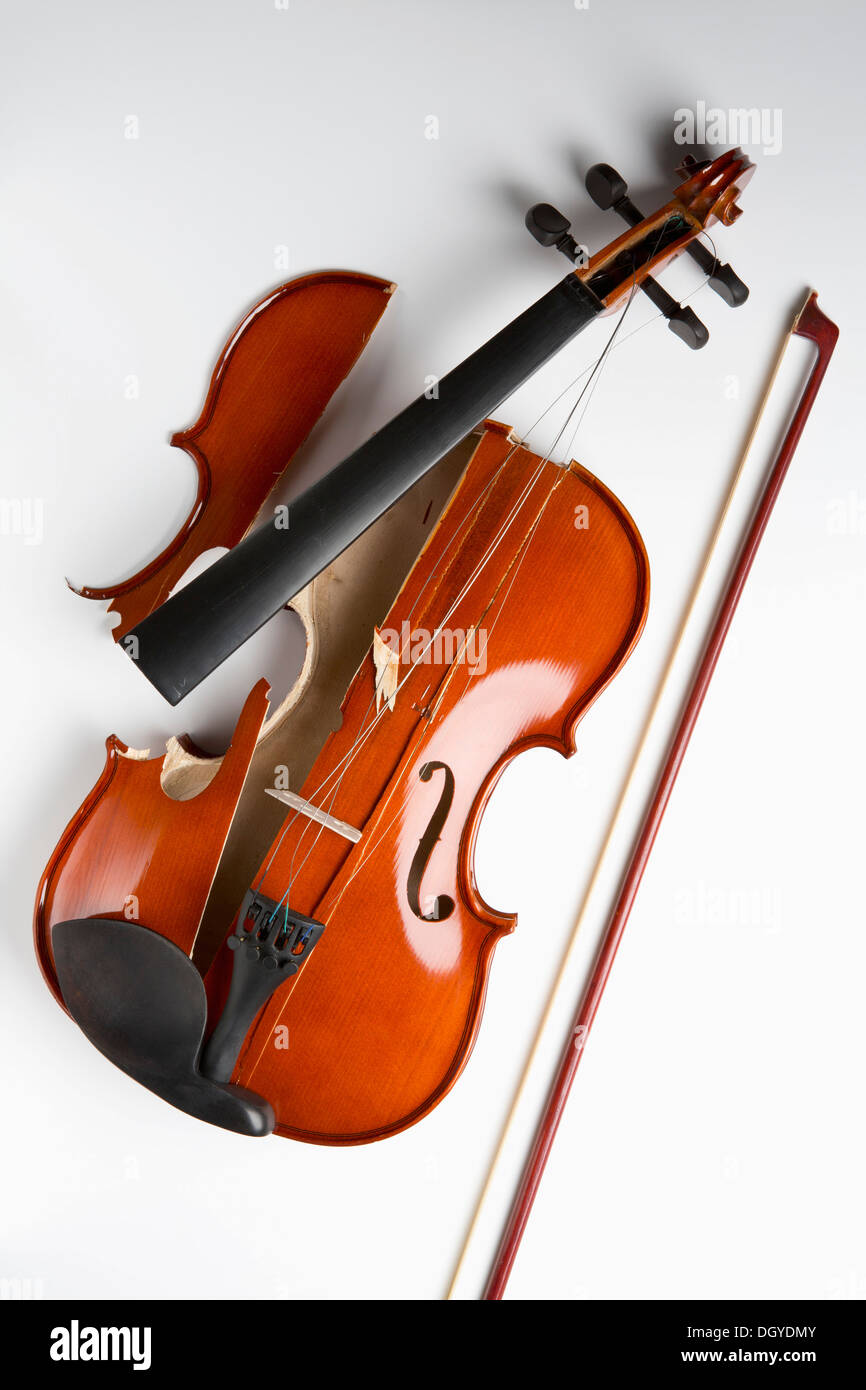 Broken string violin hi-res stock photography and images - Alamy