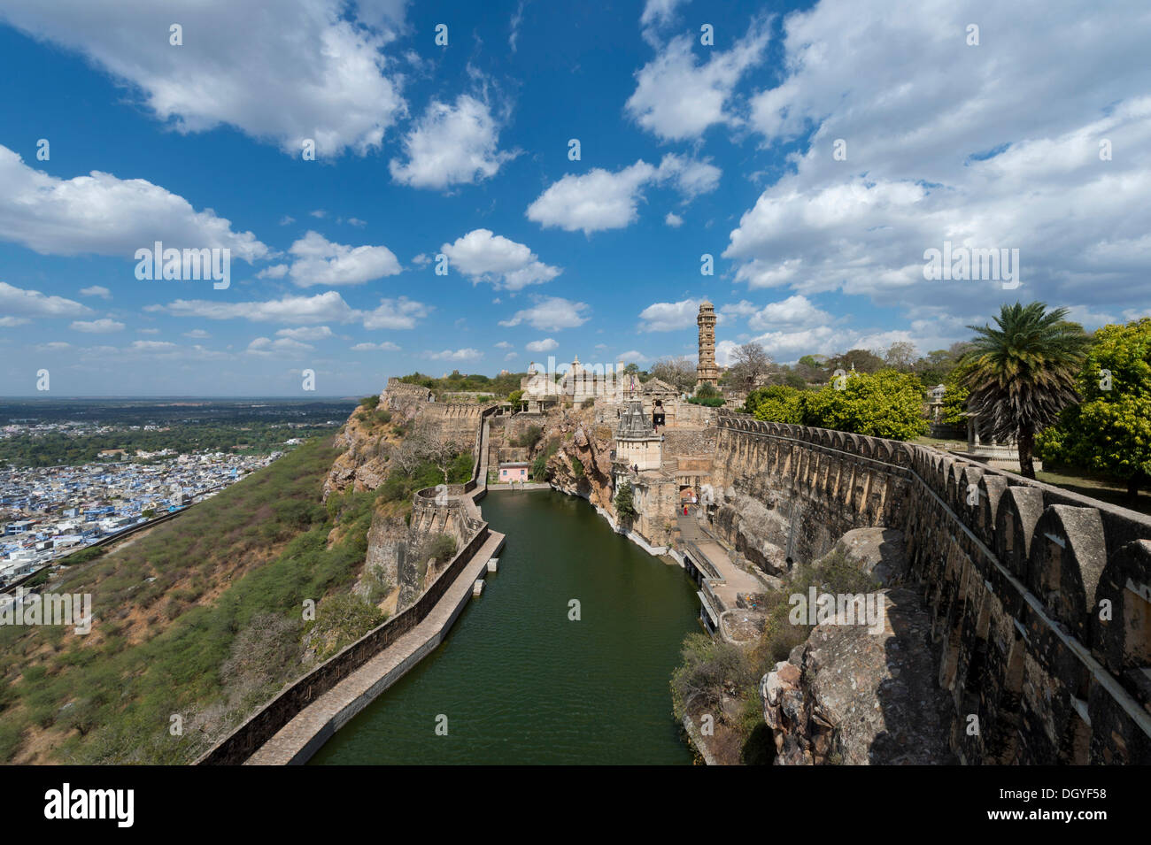 Fortified wall, reservoir in Chittorgarh Fort of the Hindu Rajput princes, Chittorgarh, Rajasthan, India Stock Photo