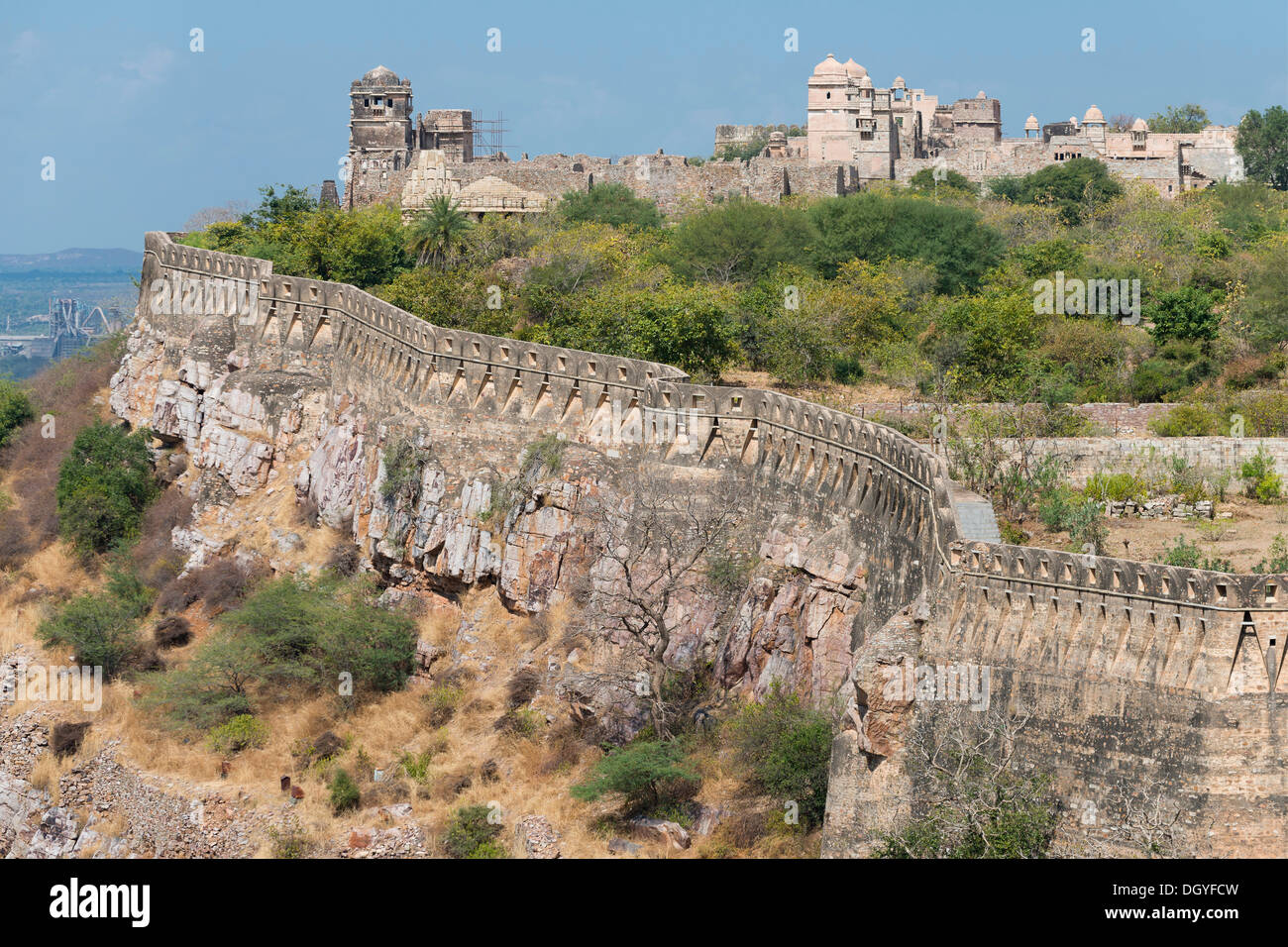 Fortified wall, Chittorgarh Fort of the Hindu Rajput princes, Chittorgarh, Rajasthan, India Stock Photo
