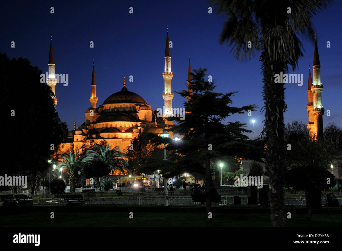 Night shot, Sultan Ahmed Mosque or Blue Mosque, Sultanahmet park, old ...