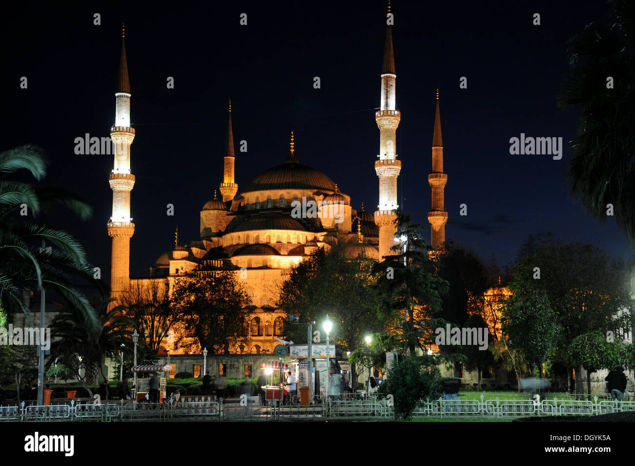 Night shot, Sultan Ahmed Mosque or Blue Mosque, Sultanahmet park, old ...