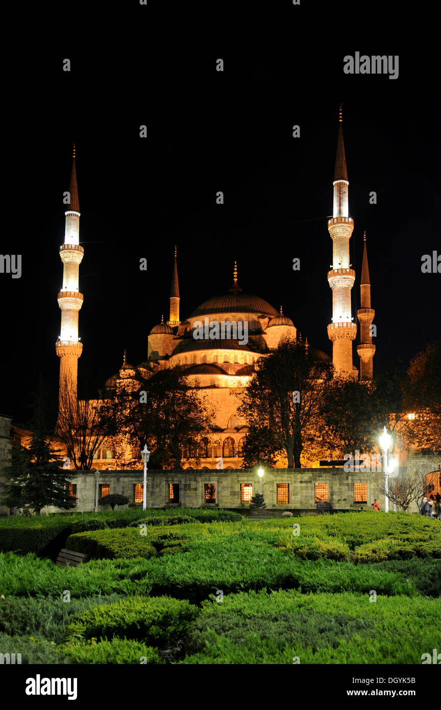 Night shot, Sultan Ahmed Mosque or Blue Mosque, Sultanahmet park, old ...