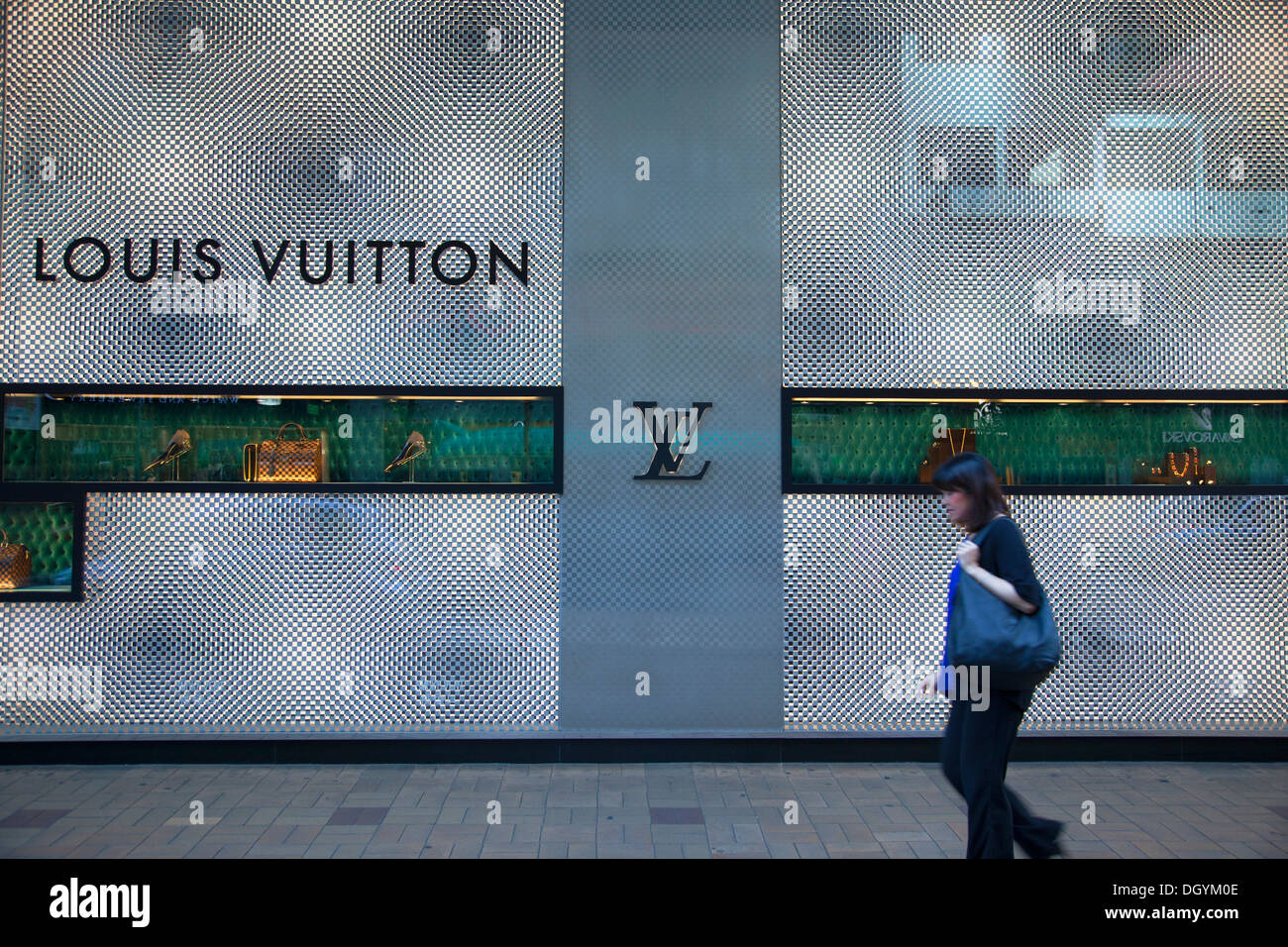 FILE--A young woman checks a second-hand Louis Vuitton (LV) handbag at a  Milan Station secondhand luxury goods shop in Shanghai, China, 29 September  Stock Photo - Alamy