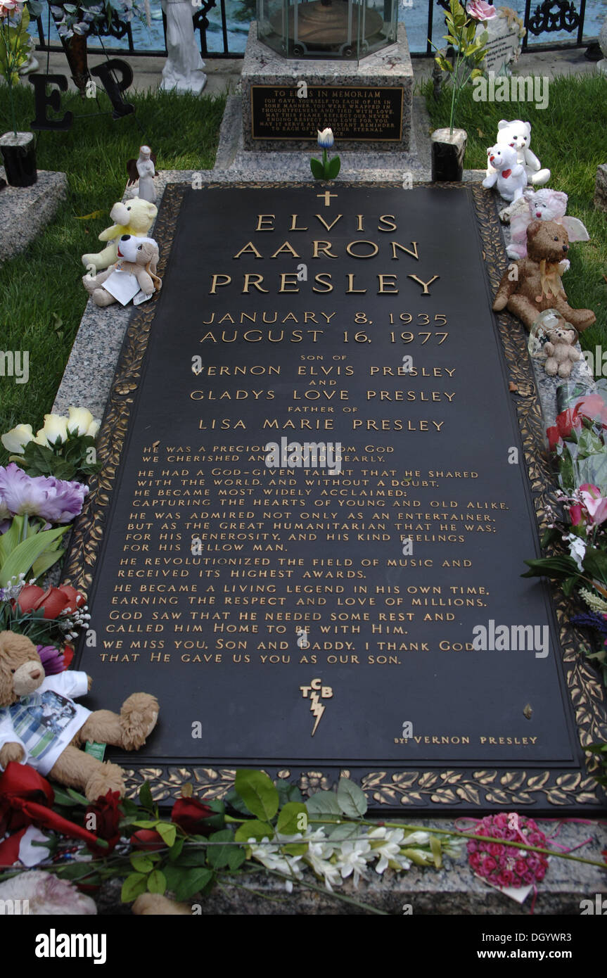 Tennessee. Memphis. Graceland Mansion to Elvis Presley (1935-1977). Meditation graden. Grave of 'The King'. USA. Stock Photo
