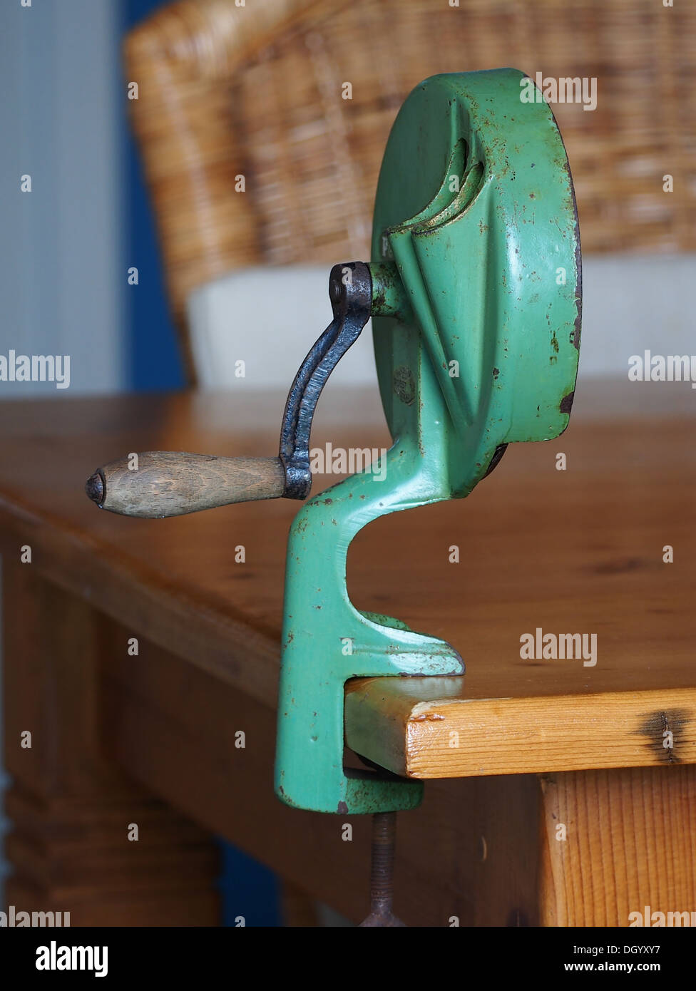 PeDe Snijboon snijmachine, string bean slicer Stock Photo - Alamy