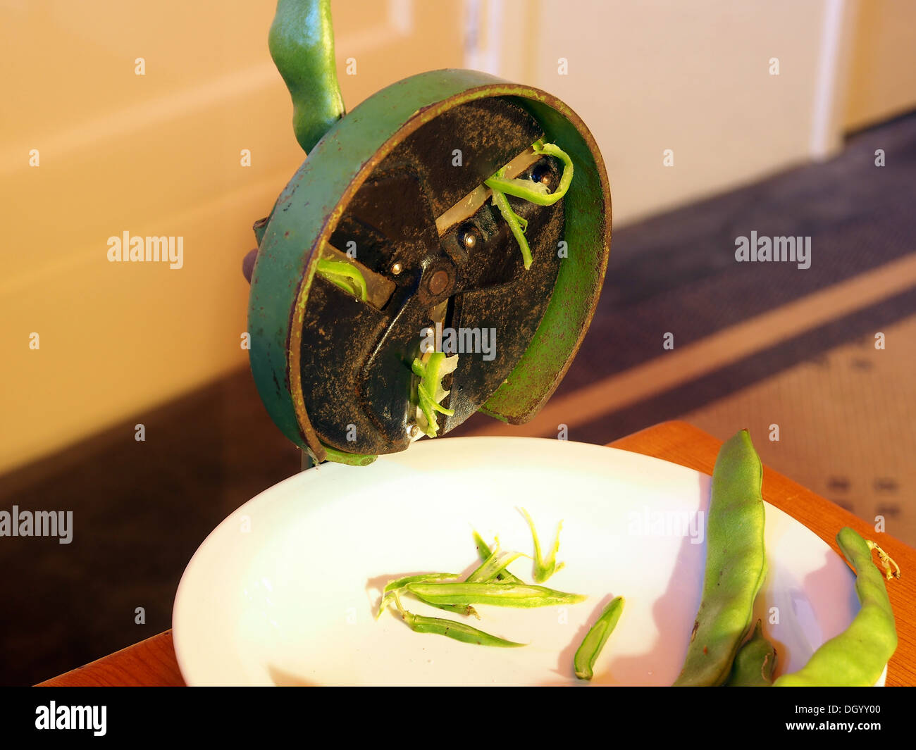 Omgekeerde Moeras Nodig uit PeDe Snijboon snijmachine, string bean slicer Stock Photo - Alamy
