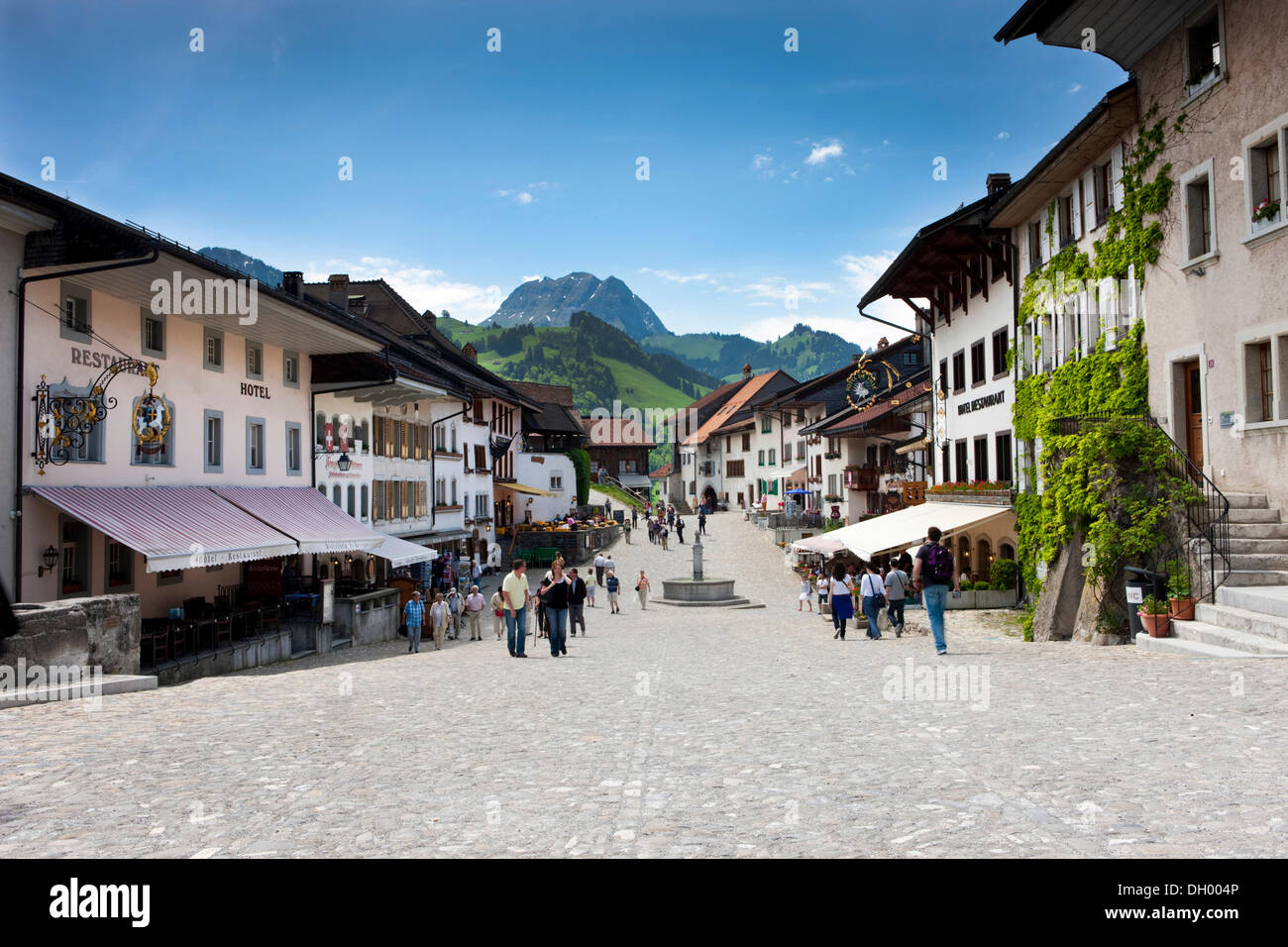 Street scene medieval buildings hi-res stock photography and images - Alamy
