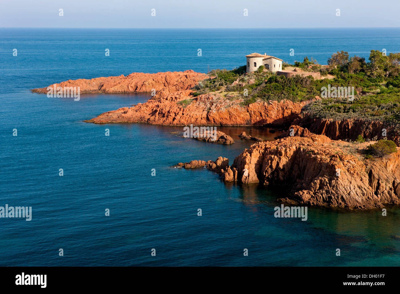House by the sea, bay in the Esterel region, Alpes Maritimes, Cote d´Azur, Département Var, Region Provence-Alpes-Côte Stock Photo