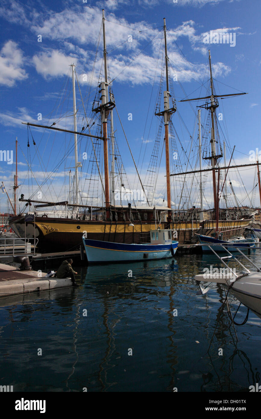 Windjammer, three-masted restaurant boat, Vieux Port, the port of Marseille,  Département Bouches du Rhône, Région Stock Photo - Alamy