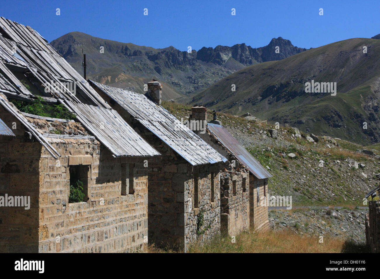 Military barracks hi-res stock photography and images - Alamy
