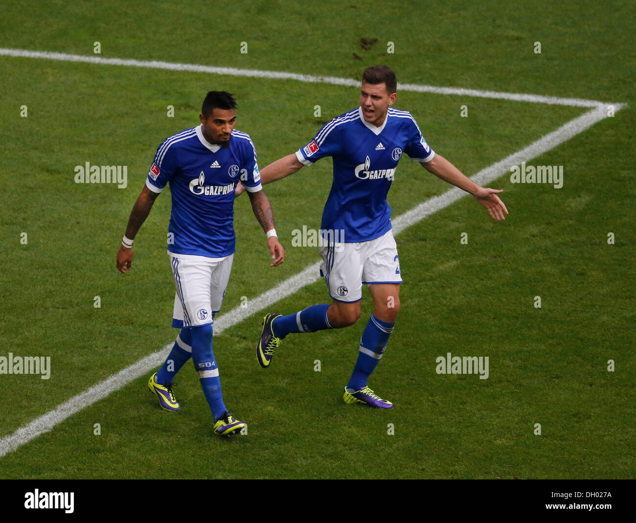 Fussball, Gelsenkirchen , Deutschland , 1. Bundesliga , 10. Spieltag, FC Schalke 04 - Borussia Dortmund 3 -1 in der Veltins Arena auf Schalke am 26. 10. 2013 Der ElfmeterschŸtze Kevin-Prince BOATENG (S04) - li.- will ebensowenig wie Adam SZALAI (S04) -re.- begreifen, das er den Elfmeter verschossen hat © norbert schmidt/Alamy Live News Stock Photo