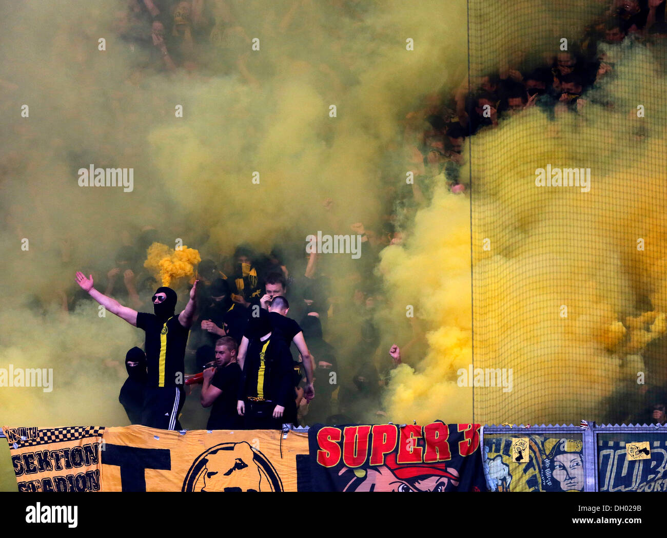 Fussball, Gelsenkirchen , Deutschland , 1. Bundesliga ,  10. Spieltag, FC Schalke 04 - Borussia Dortmund 3 -1 in der Veltins Arena auf Schalke  am 26. 10. 2013 Ultra Fans des BVB zŸndeten vor dem Spiel Bengalos in ihrem Fanblock  © norbert schmidt/Alamy Live News Stock Photo