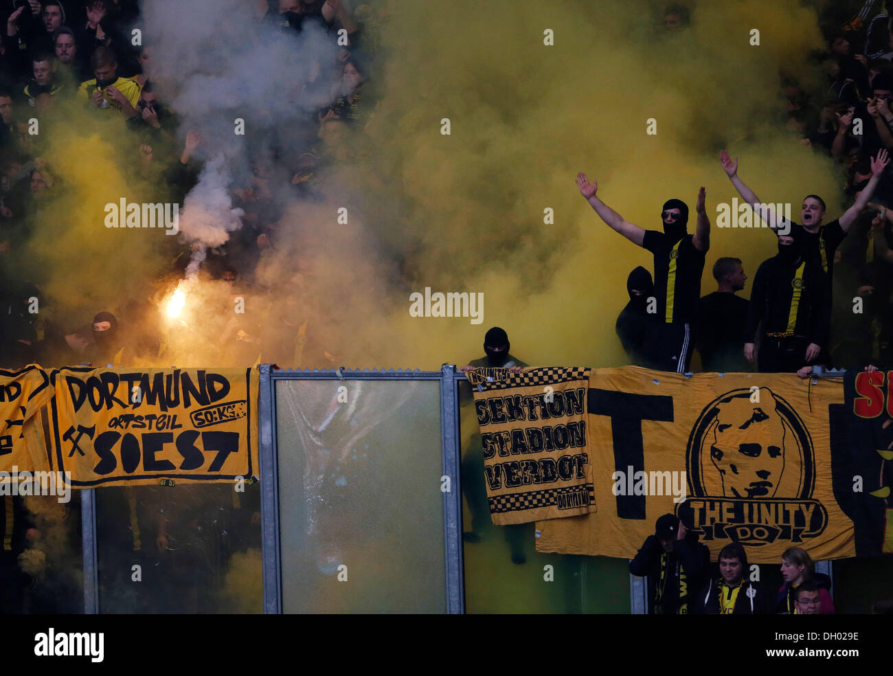 Fussball, Gelsenkirchen , Deutschland , 1. Bundesliga ,  10. Spieltag, FC Schalke 04 - Borussia Dortmund 3 -1 in der Veltins Arena auf Schalke  am 26. 10. 2013 Ultra Fans des BVB zŸndeten vor dem Spiel Bengalos in ihrem Fanblock  © norbert schmidt/Alamy Live News Stock Photo