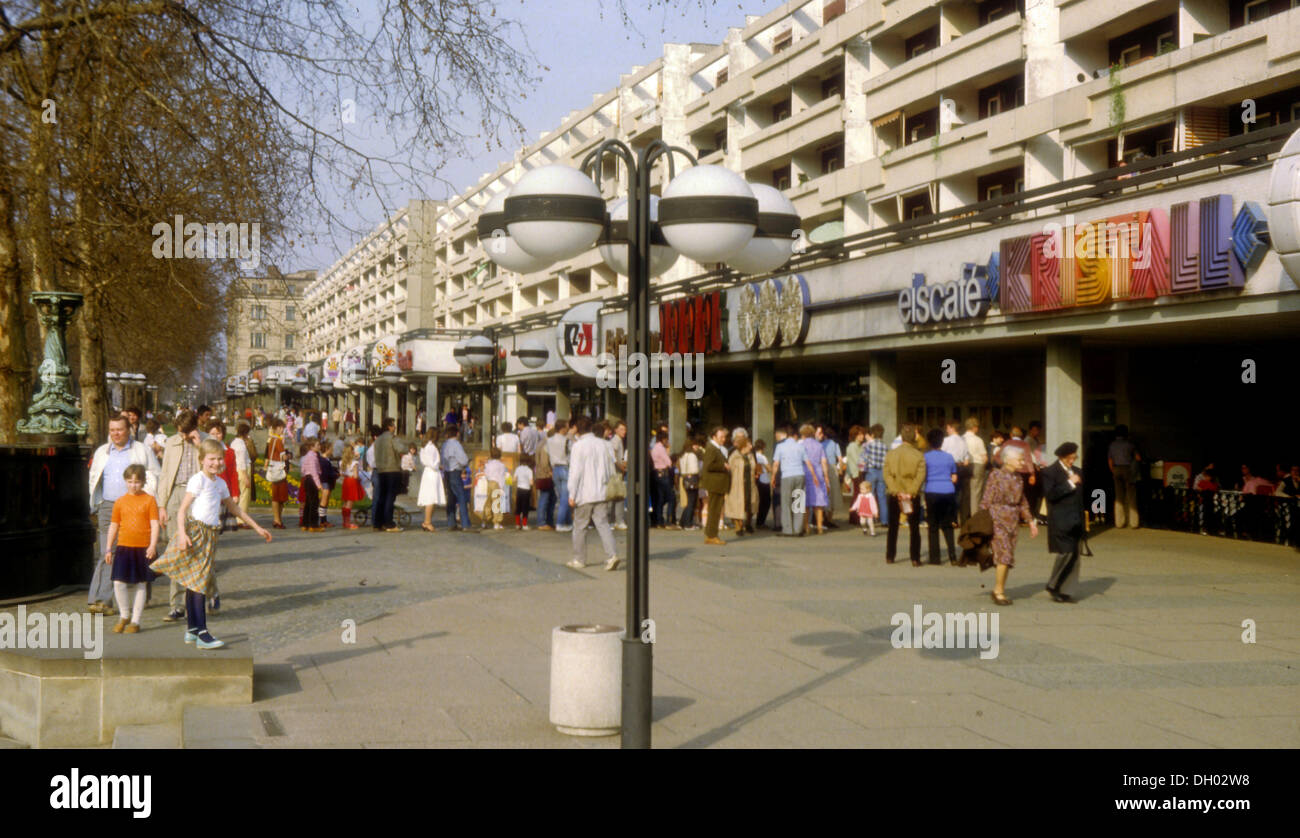 Queue in front of the Eiscafé Kristall ice cream parlour in Dresden Neustadt, Hauptstrasse, in April 1985, Saxony, GDR Stock Photo