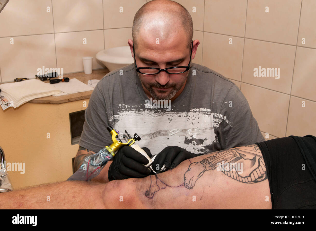 Tattooing the outlines of a tattoo motif, Farbwut Tattoo Studio, Erfurt-Mittelhausen, Thuringia Stock Photo