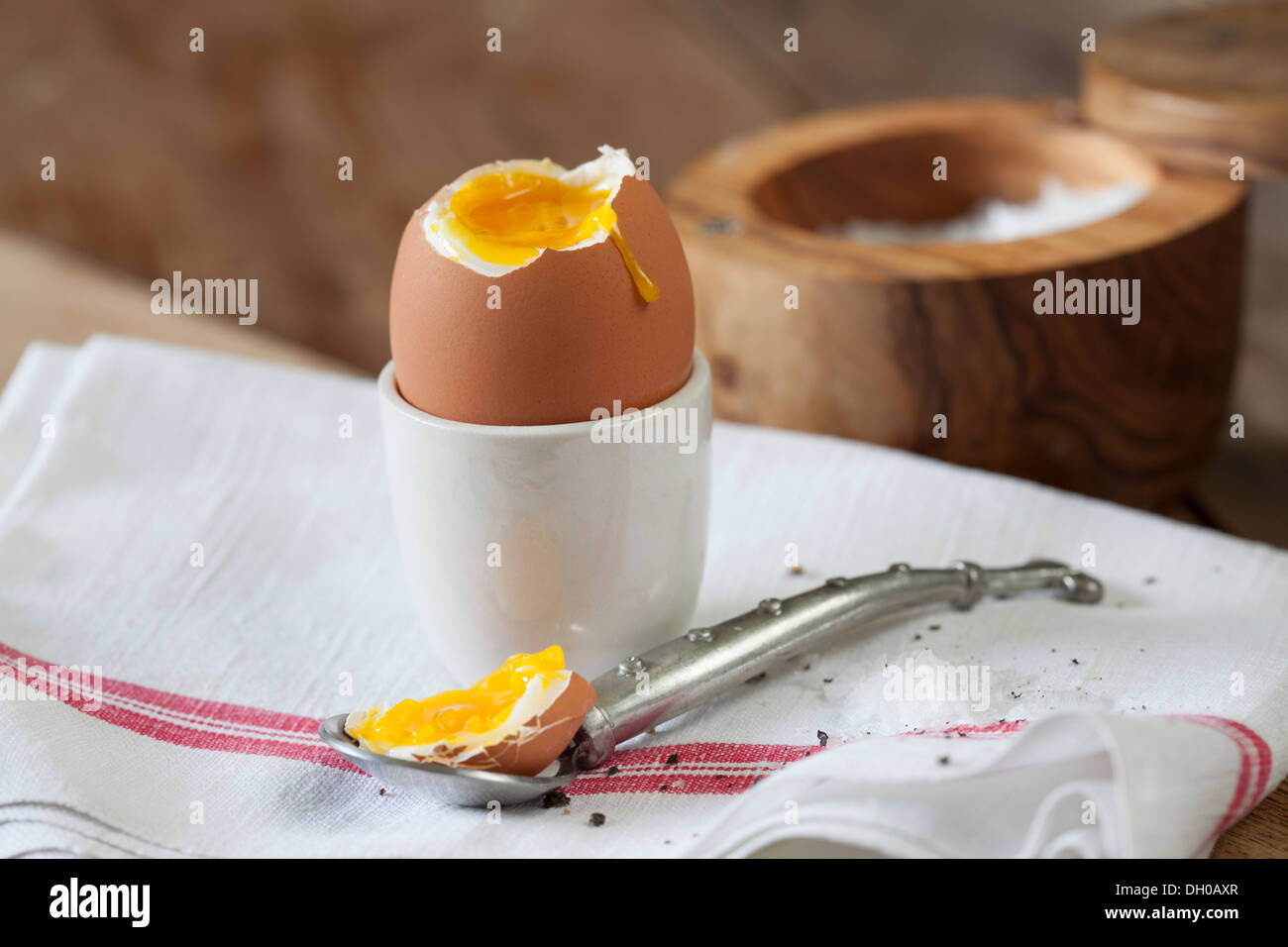 https://c8.alamy.com/comp/DH0AXR/a-soft-boiled-chicken-egg-with-spoon-and-salt-cellar-DH0AXR.jpg