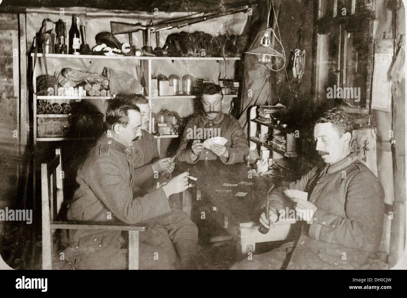 German infantry soldiers, 60th Prussian Infantry Regiment playing cards in a shelter, World War I, around 1916, unbekannt Stock Photo