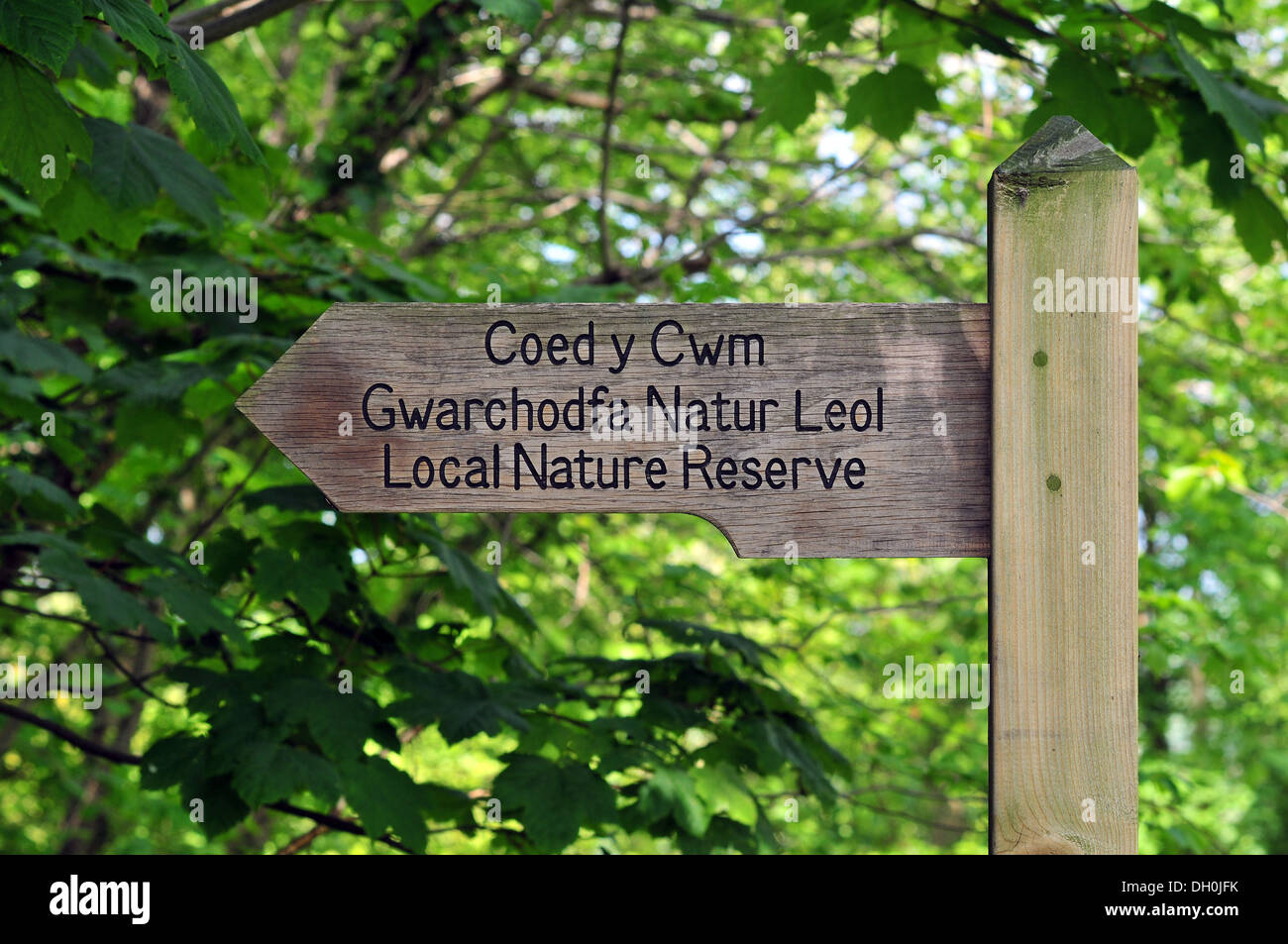 Sign pointing to the Coed y Cwm local nature reserve near Aberystwyth, Ceredigion, Wales, UK Stock Photo