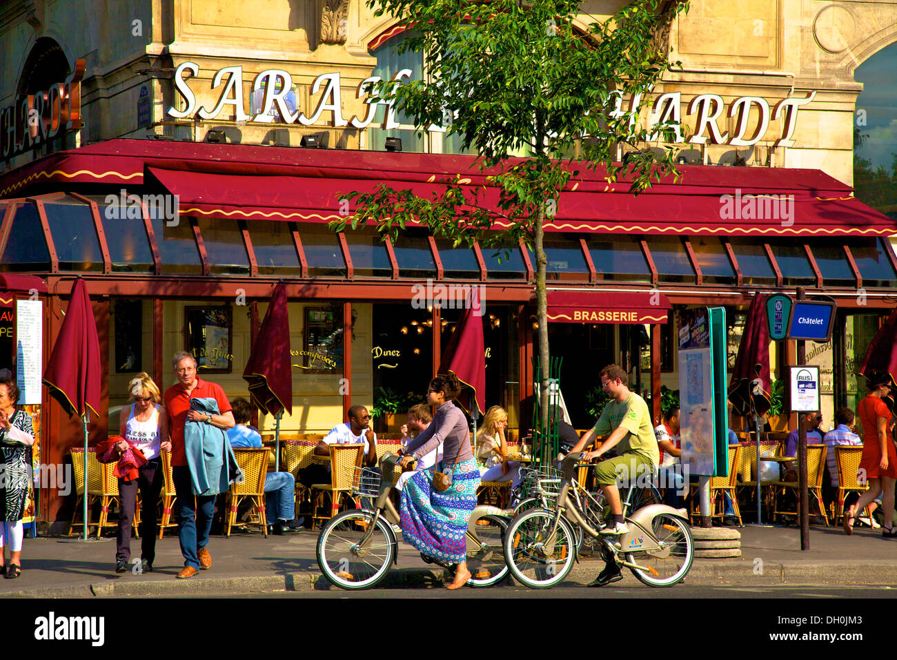 Street Scene, Paris, France Stock Photo - Alamy