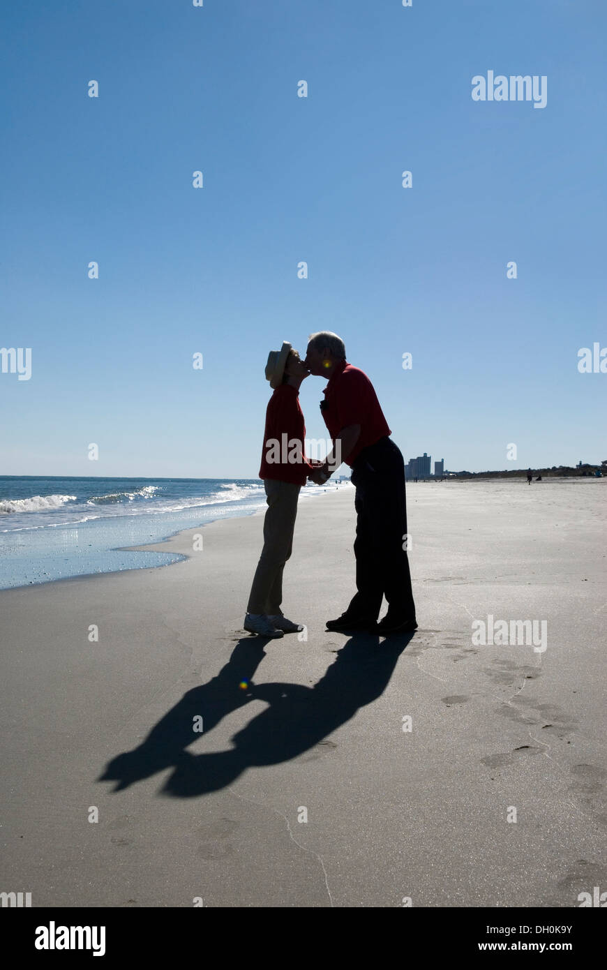 Couple kissing silhouette hi-res stock photography and images - Alamy