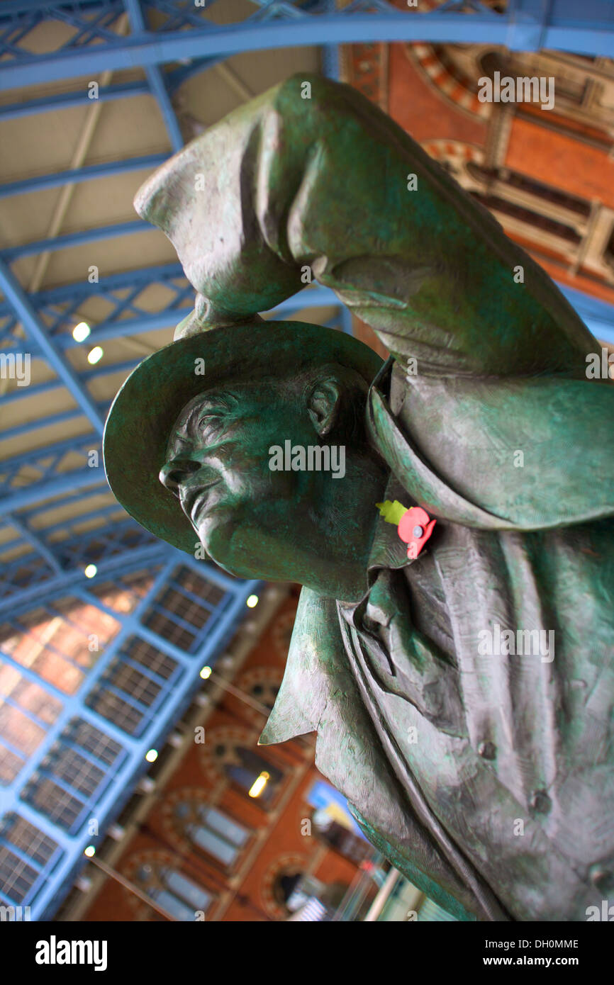 Statue of John Betjeman, St Pancras Railway Station, London, England Stock Photo