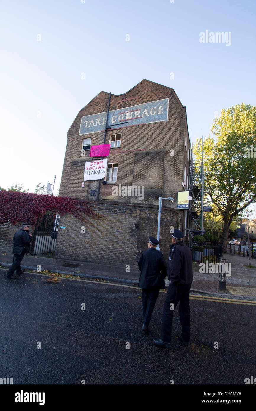 Southwark, UK. 28th Oct, 2013. After Southwark council sold two former council houses in Park Street today, squatters moved in to occupy the properties. Police attended the scene Credit:  Chris Batson/Alamy Live News Stock Photo