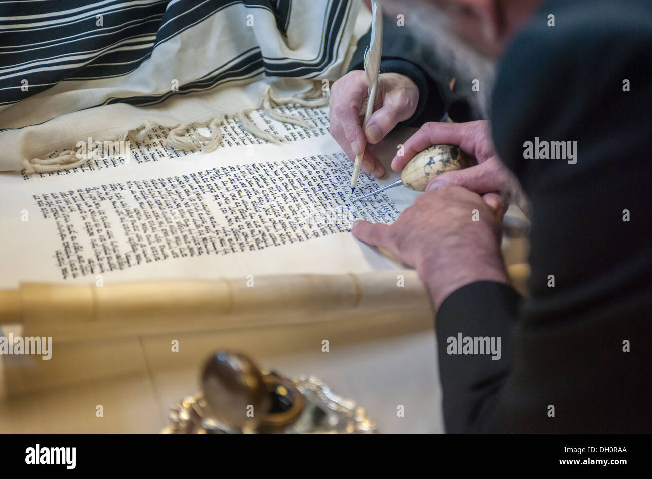 Sofer finishes final letters the Chabad of Harlem's Sefer Torah in
