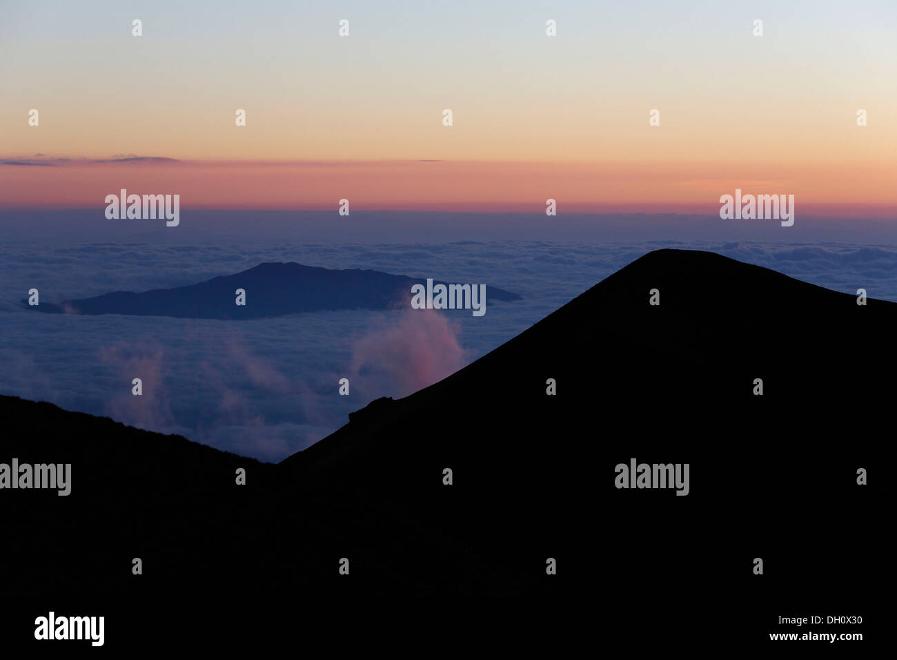 Hualalai Volcano from the summit of Mauna Kea at sunset, Big Island ...