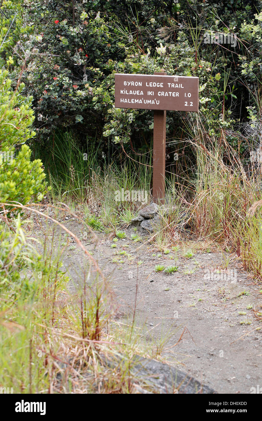 Signpost indicating distances, Halemaumau Trail, Hawaii Volcanoes National Park, Big Island, Hawaii, USA Stock Photo
