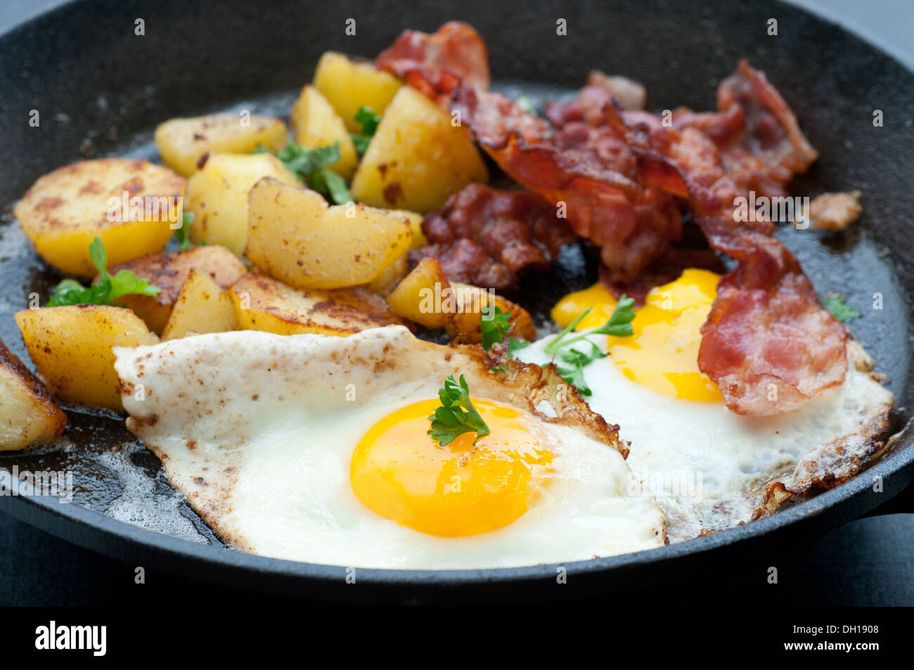 Fried bacon, egg and potato Stock Photo - Alamy