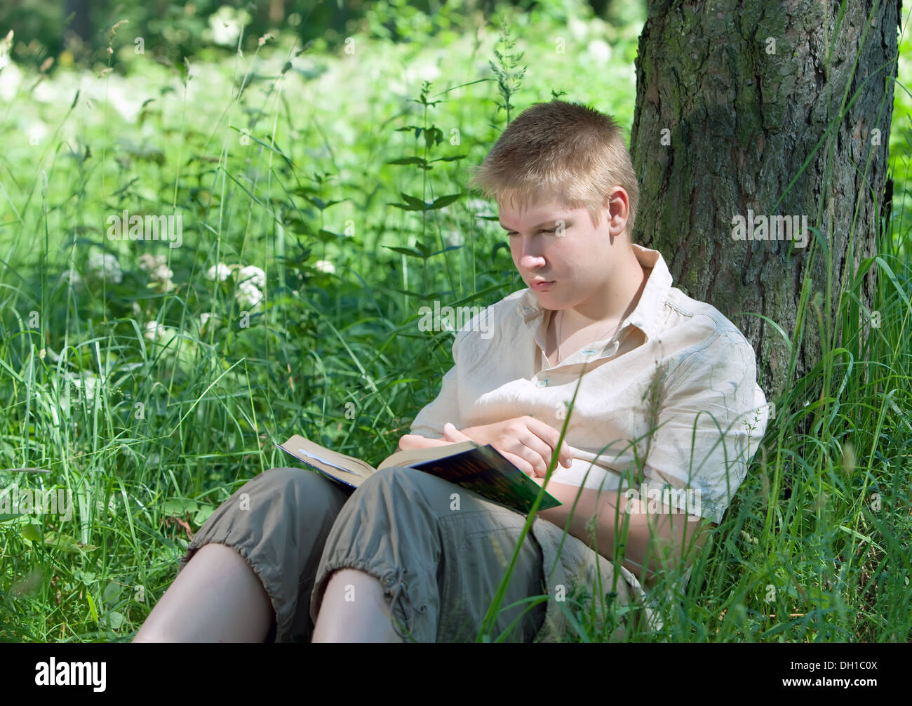 девушка с книгой. читать зеленые люди. зеленый человек. зеленые человечки экология. много зелёных человечков.