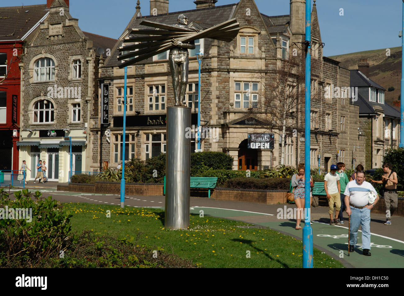 Sebastien Boyesen sculpture, Man of steel honours the Steelworkers who contributed to the growth of the Port Talbot Stock Photo