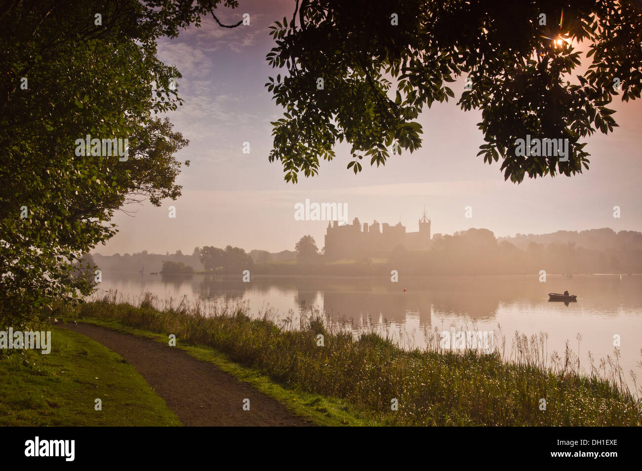 Misty sunrise, Palace, Linlithgow, loch, West Lothian, Scotland, UK Stock Photo