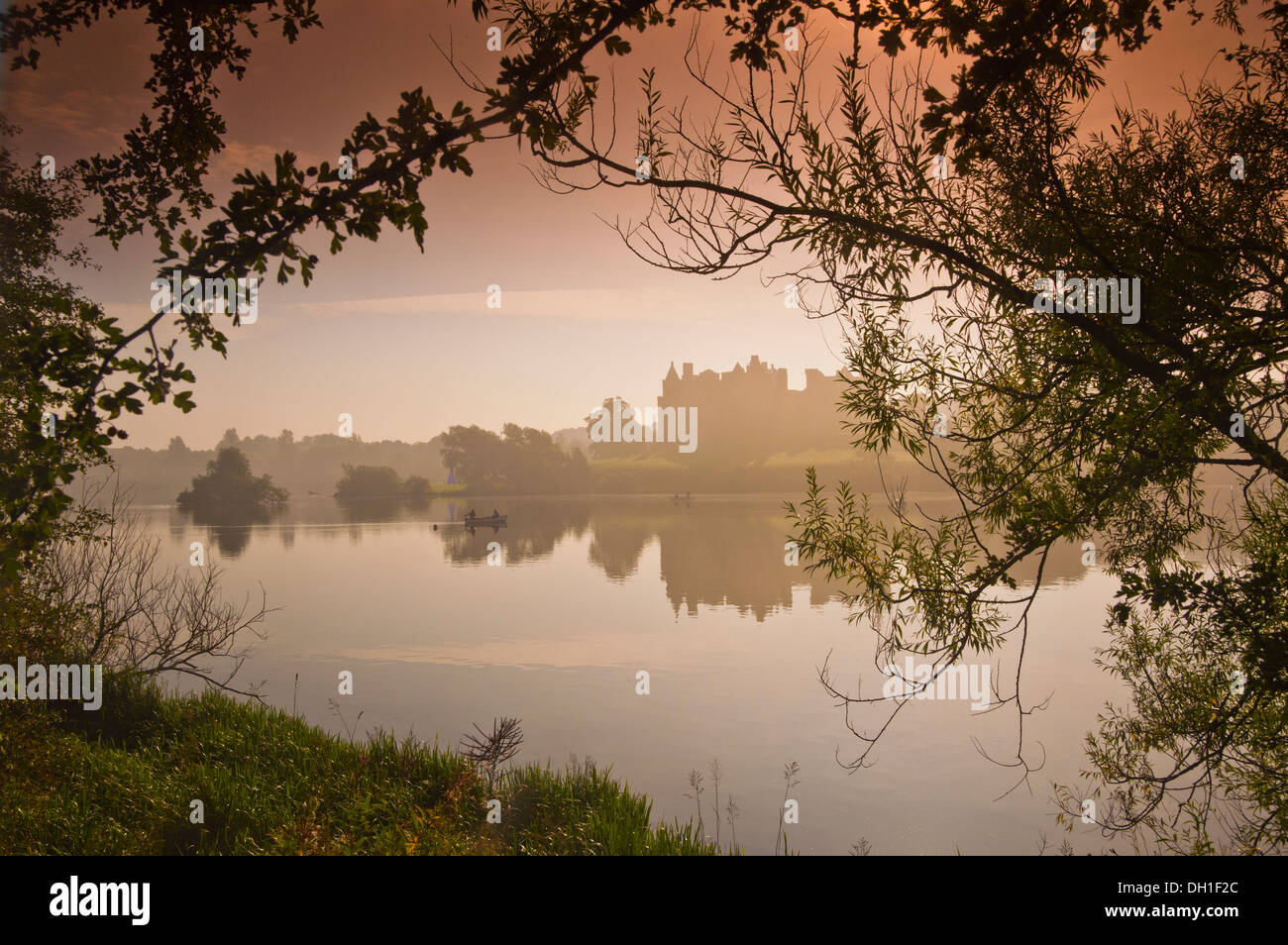 Misty sunrise, Palace, Linlithgow, loch, West Lothian, Scotland, UK Stock Photo