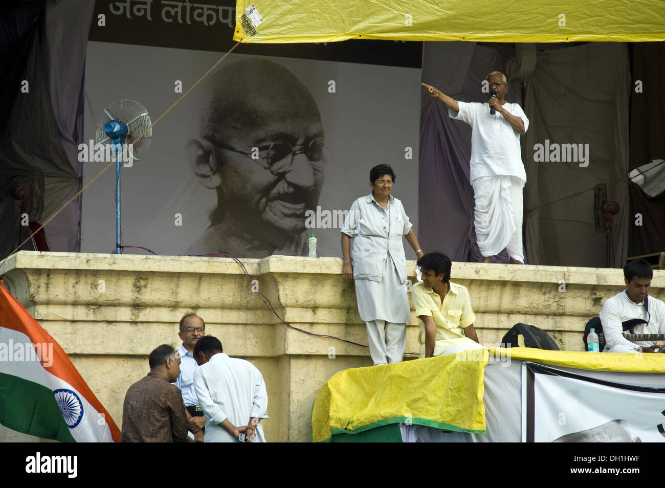 Anna Hazare with Kiran Bedi Kumar Vishwas on stage of ramlila maidan new delhi India Asia Stock Photo