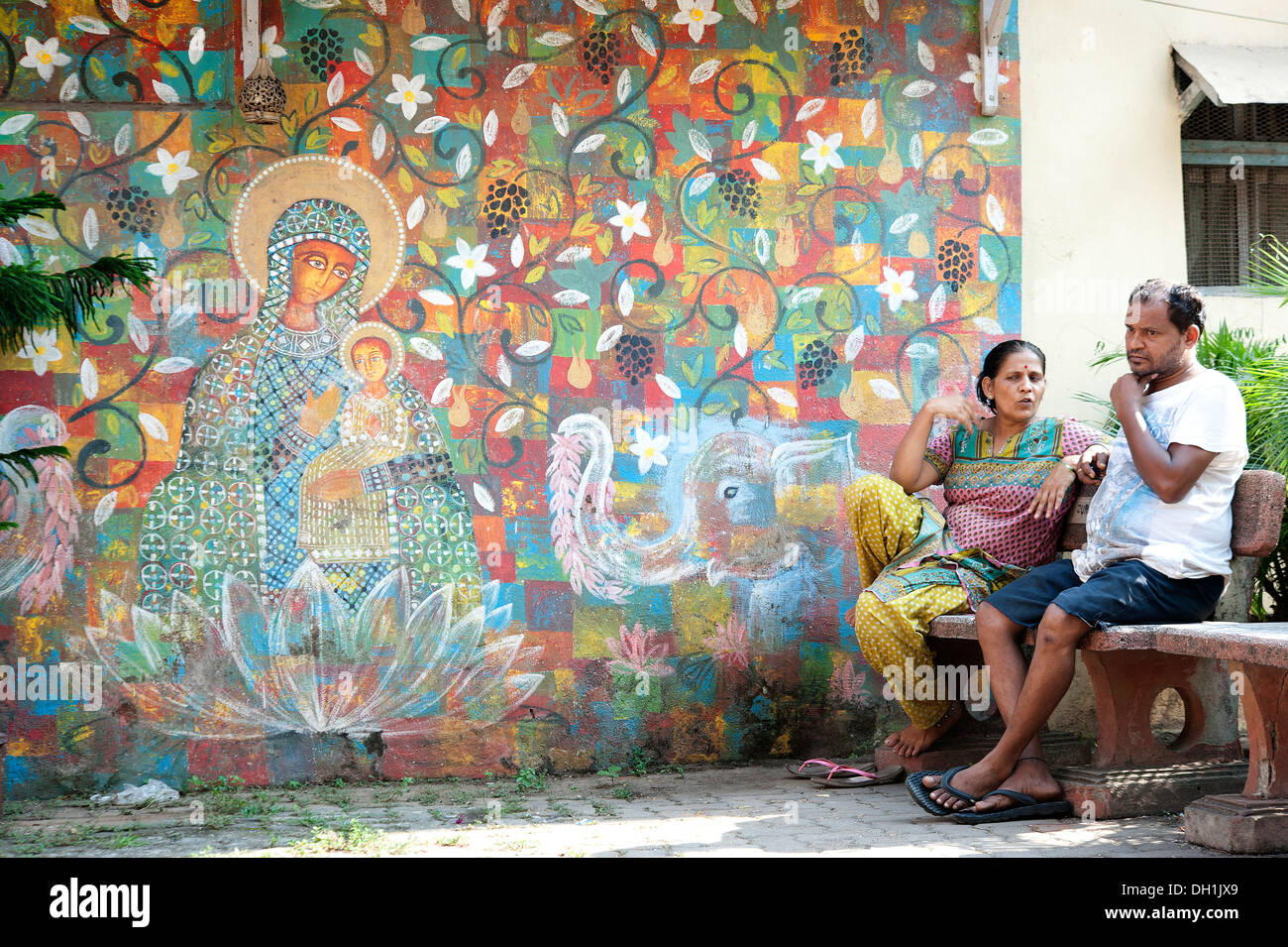 Indian couple painting wall hi-res stock photography and images - Alamy