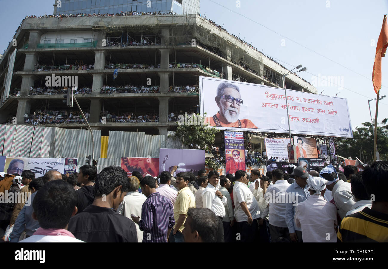 Crowd to see funeral procession of Shiv Sena Chief Bal Thackeray mumbai maharashtra india asia Stock Photo