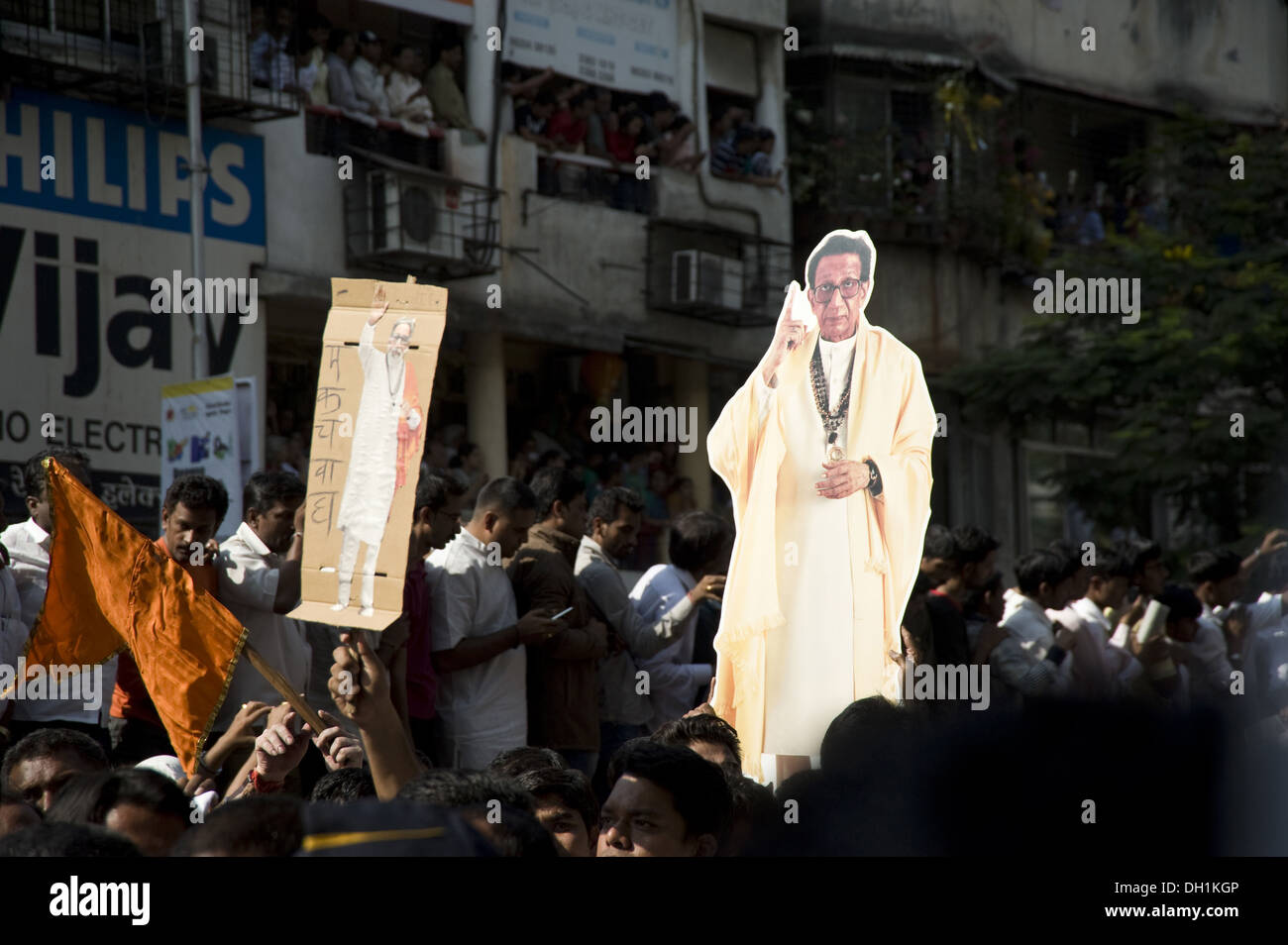 Crowd to see funeral procession of Shiv Sena Chief Balasaheb Thackeray mumbai maharashtra india asia Stock Photo