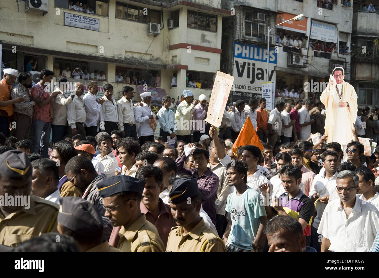 crowd to see funeral procession of Shiv Sena Chief Balasaheb Thackeray mumbai maharashtra india asia Stock Photo