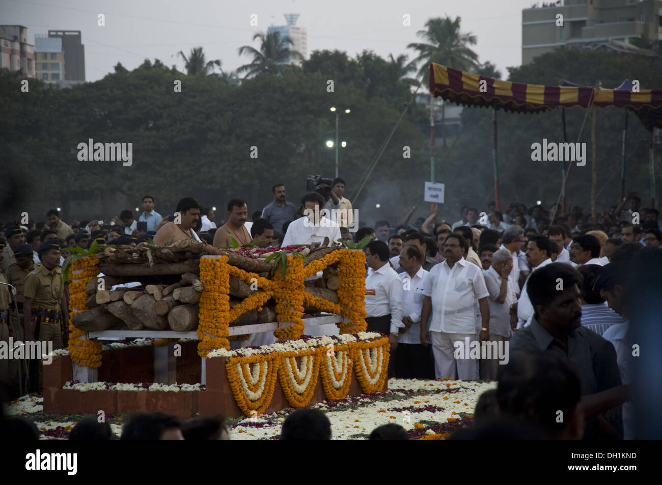 uddhav Thackeray son of Bal Thackeray Crowd gathered to attend funeral of Shiv Sena Chief Balasaheb Thackeray at shivaji park dadar west mumbai maharashtra india asia Stock Photo