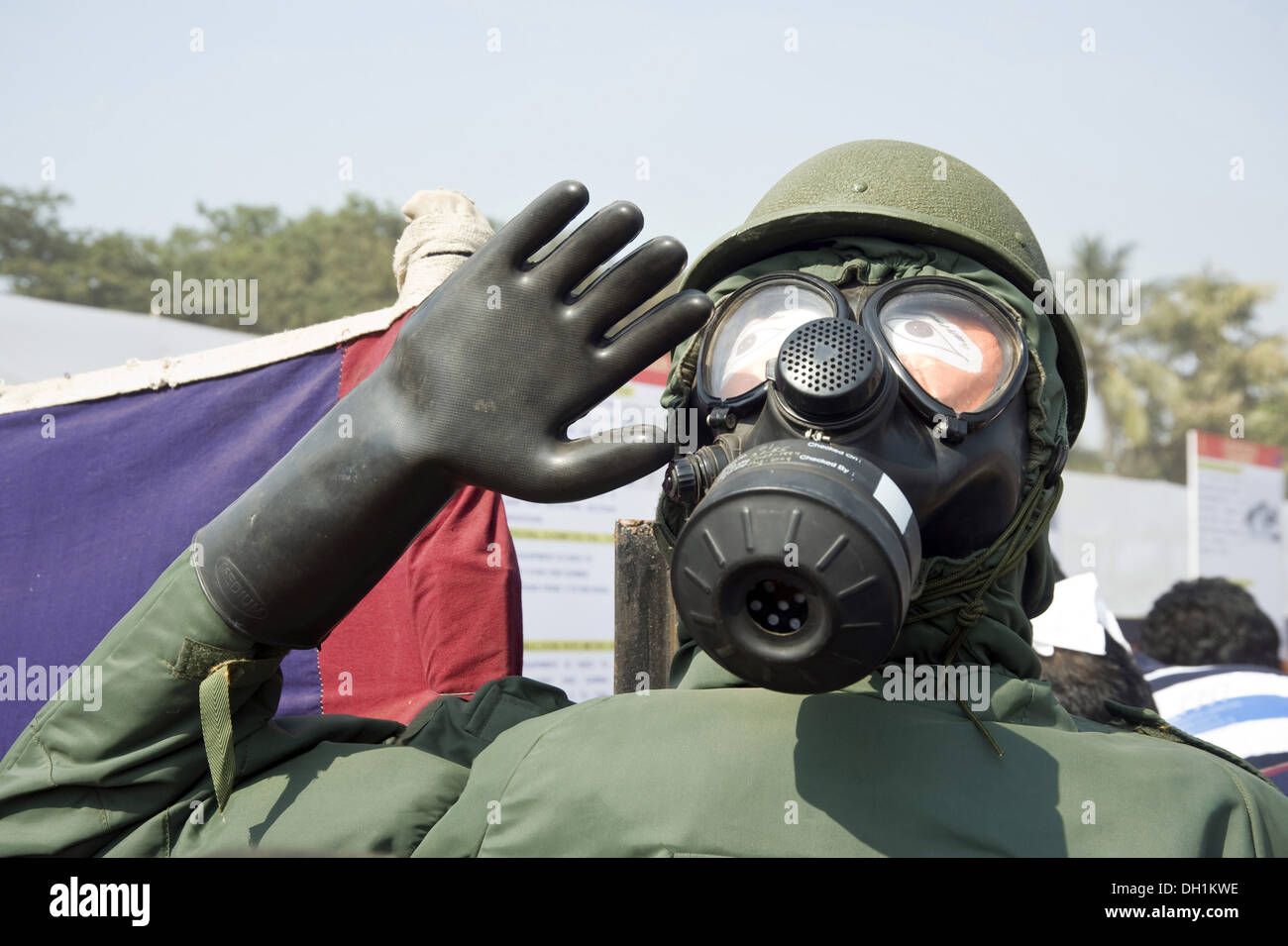 Person wearing gas mask hi-res stock photography and images - Alamy